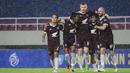 Sejumlah pemain PSM Makassar merayakan gol kedua ke gawang PSS Sleman yang dicetak Serif Hasic (tengah) dalam laga pekan ke-12 BRI Liga 1 2021/2022 di Stadion Manahan, Solo, Kamis (18/11/2021). (Bola.com/Bagaskara Lazuardi)