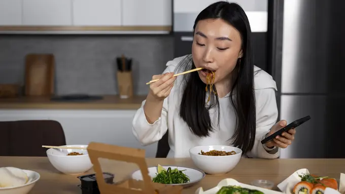 Mood Kamu Seringkali Naik Turun? Ini Tips Menjaga Mood dengan Pola Makan Sehat [Dok/freepik.com]