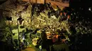 Kali ini, jet tempur Israel membombardir kawasan Dahiyeh, pinggiran selatan Beirut, Lebanon. Tampak dalam foto, petugas penyelamat mencari korban selamat di antara reruntuhan bangunan yang rusak setelah serangan udara Israel di Dahiyeh, pinggiran selatan Beirut, Lebanon, Rabu 6 Mei 2026. (AP Photo/Hassan Ammar)