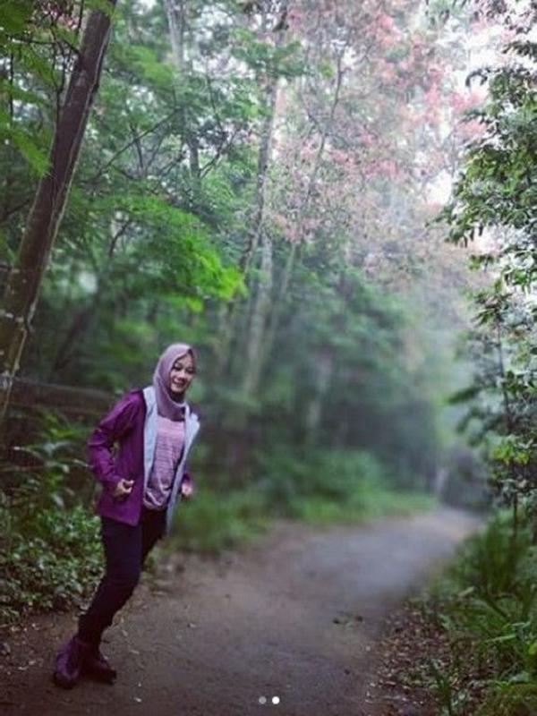 Atalia Praratya mengunggah potret berpakaian ungu (Dok.Instagram/@ataliapr/https://www.instagram.com/p/B7fbBe5nZuM/Komarudin)