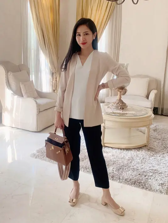 "Iya benar, pokoknya harus total rapiin rambut. Jadi samping rumah itu ada salon rambut. Terus kata aku 'pokoknya jam 6 buka ya please'. Dari SMP pokoknya, dan mami sudah tahu kalau aku bangun jam setengah 5 pagi itu buat siap-siap rapiin rambut," jawab Bunga Zainal. (Instagram/bungazainal05)