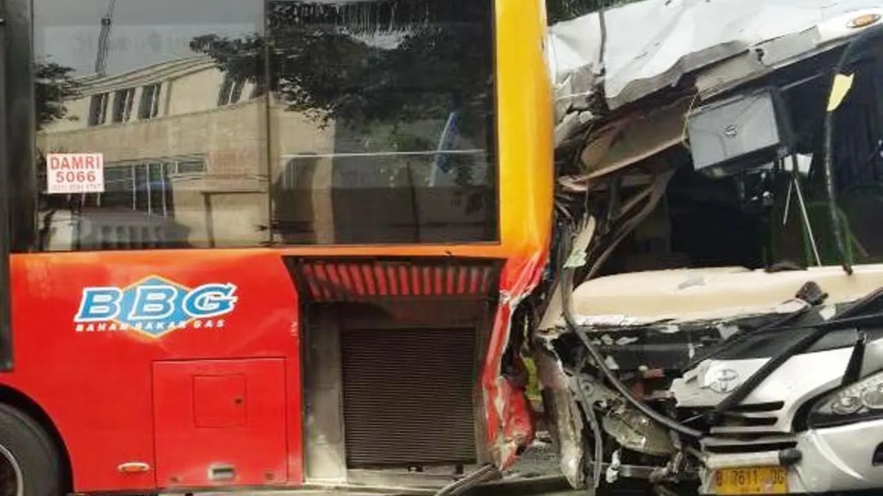 Kecelakaan Beruntun 2 Transjakarta dan 2 Kopaja AC di Monas