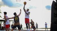 Pebasket 3x3 Indonesia Julian Alexander Chalias mencoba lepas dari kawalan lawan saat latih tanding jelang ABL 3x3 International Champions 2022 di Discovery Shopping Mall Kuta, Kamis sore (14/4/2022). (Maheswara Putra/Bola.com)