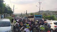 Kawasan Puncak, Bogor mengalami kemacetan, Sabtu (9/11/2019). (Liputan6.com/ Achmad Sudarno)