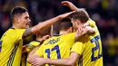 Gelandang Swedia, Ola Toivonen (kanan) melakukan selebrasi dengan rekannya usai mencetak gol ke gawang Chile pada pertandingan persahabatan internasional di Friends Arena, Stockholm, (24/3). Chile menang 2-1. (Anders Wiklund/TT via AP)