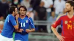 Gelandang Timnas Italia Alberto Aquilani (kedua dari kiri) menciptakan gol penentu kemenangan atas Spanyol 2-1 dalam laga persahabatan di Bari, Italia, 10 Agustus 2011. AFP PHOTO/TIZIANA FABI