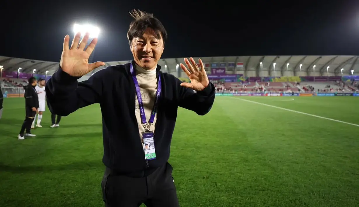 Meski dikenal tegas, Shin Tae Yong juga memiliki sisi hangat yang sering terlihat di sela-sela pertandingan. Salah satu potret terkenalnya adalah ketika ia tersenyum lebar dengan kedua tangan terangkat di malam kemenangan. . (Liputan6.com/IG/@shintaeyong7777)