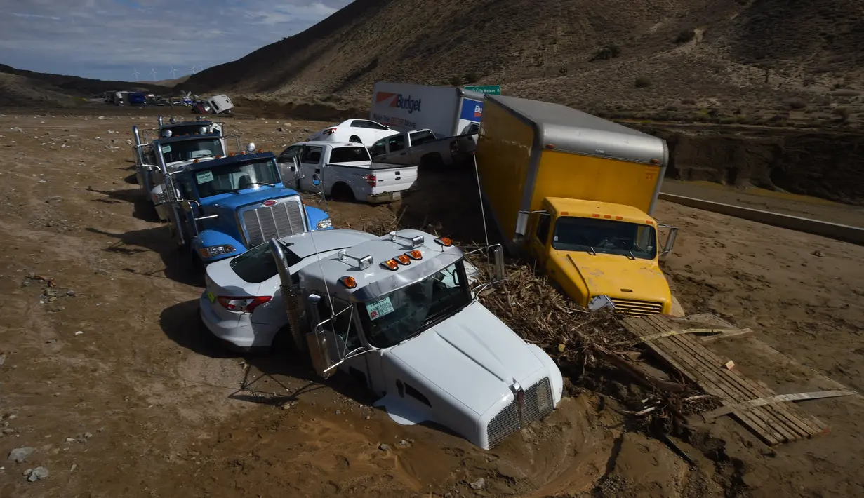 Ratusan kendaraan terjebak di jalan akibat tanah longsor di California Highway 58 di Mojave, Sabtu (16/10/2015). Tanah longsor akibat hujan deras yang mengguyur kawasan tersebut. (AFP Photo/Mark Ralston)