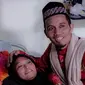 Ustaz Maulana mengunggah foto sang istri saat sedang tersenyum dan memegang setangkai mawar merah (Dok.Instagram/@m_nur_maulana/https://www.instagram.com/p/Bs3CWynhA9K/Komarudin)