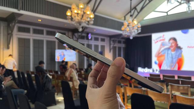 Handson Redmi 12, smartphone Rp 2 jutaan terbaru Xiaomi yang tawarkan desain mewah dan memori lega. (Liputan6.com/ Agustin Setyo Wardani).