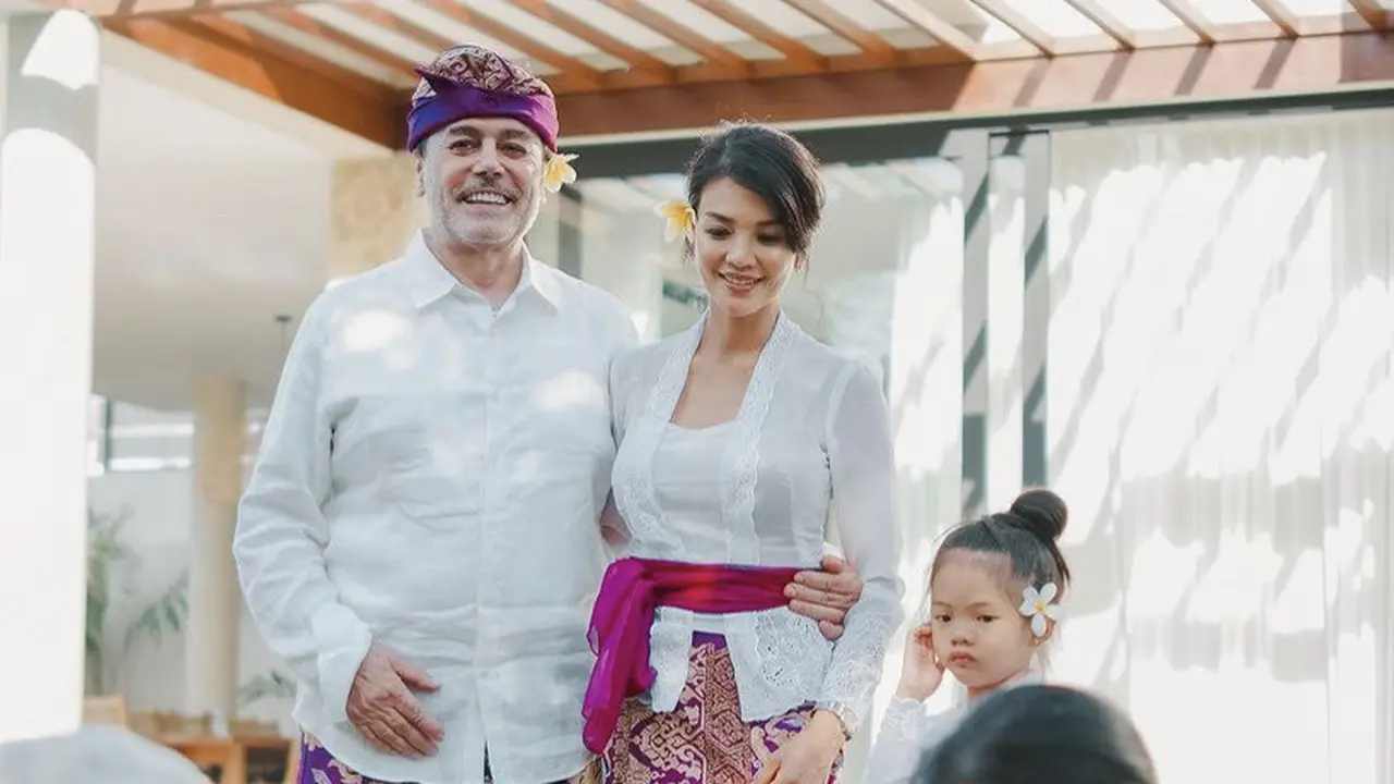 Farah Quinn kebaya anggun