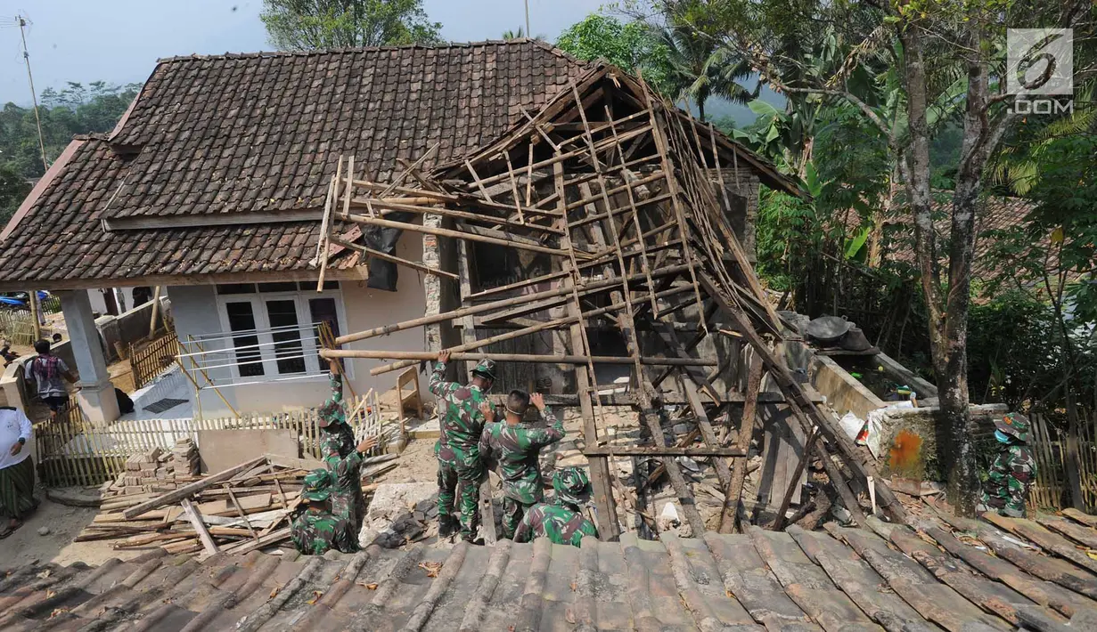 Anggota Yonif 320 Badak Putih Prajurit Jawara Kodam III Siliwangi membantu membersihkan reruntuhan bangunan usai gempa di Mandalawangi, Pandeglang, Banten, Sabtu (3/8/2019). Gempa Banten berkekuatan 6,9 magnitudo mengakibatkan lebih dari 200 rumah mengalami kerusakan. (merdeka.com/Arie Basuki)