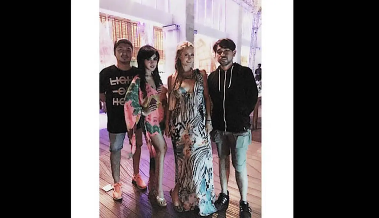 Di akun Instagram pribadi @princessyahrini, Syahrini memposting fotonya bersama Paris Hilton menikmati malam di Bali. (instagram.com/princessyahrini)