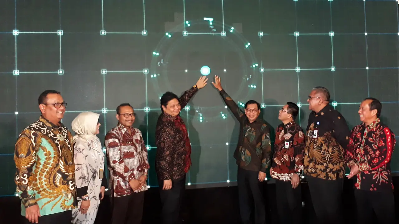 Menteri Perindustrian RI, Airlangga Hartarto meresmikan Laboratorium Uji Pelumas Surveyor Indonesia bertempat di Sentul, Bogor, Jawa Barat, Senin (18/3/2019).