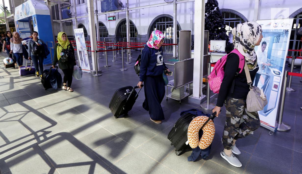 Calon penumpang menunggu kereta di Stasiun Pasar Senen, Jakarta, Jumat, (22/12). Memasuki masa libur panjang Natal 2017 dan Tahun Baru 2018 akan PT. KAI akan mengoperasikan 17 Kereta Api tambahan. (Liputan6.com/Johan Tallo)