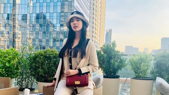 FOTO: Gaya Elvira Devinamira Saat Kenakan Topi, Tampil Menawan