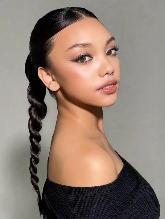 Pesona Naura Ayu dengan bold makeup flawless yang dibilang mirip Lisa BLACKPINK. Tak main-main, makeup bernuansa nude dan winged-eyeliner yang mempertajam matanya, serta rambut sleek look dikepang satu ini memang membuat Naura Ayu tampil manglingi. [Foto: Instagram/naura.ayu]