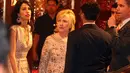 Mantan Menteri Luar Negeri AS, Hillary Clinton tiba untuk menghadiri pernikahan Isha Ambani dan Anand Piramal di Mumbai, Rabu (12/12). Isha merupakan putri orang terkaya di India menurut Forbes, Mukesh Ambani. (AP Photo)