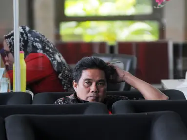 Ketua PN Kelas IA Khusus Tangerang Muhammad Damis menunggu untuk menjalani pemeriksaan di gedung KPK, Jakarta, Senin (26/3). Muhammad Damis diperiksa sebagai saksi untuk tersangka Hakim PN Tangerang Wahyu Widya Nurfitri. (Merdeka.com/Dwi Narwoko)