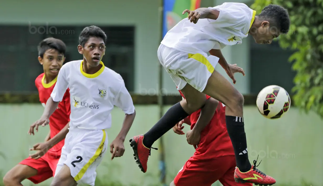 Pemain SSB Galunggung berusaha menyundul bola saat melawan SSB Rumah Tiga pada laga Liga Remaja UC News di Lapangan Masariku Yonif 733, Ambon, Selasa (28/11/2017). SSB Galunggung menang 5-0 atas SSB Rumah Tiga. (Bola.com/Peksi Cahyo)