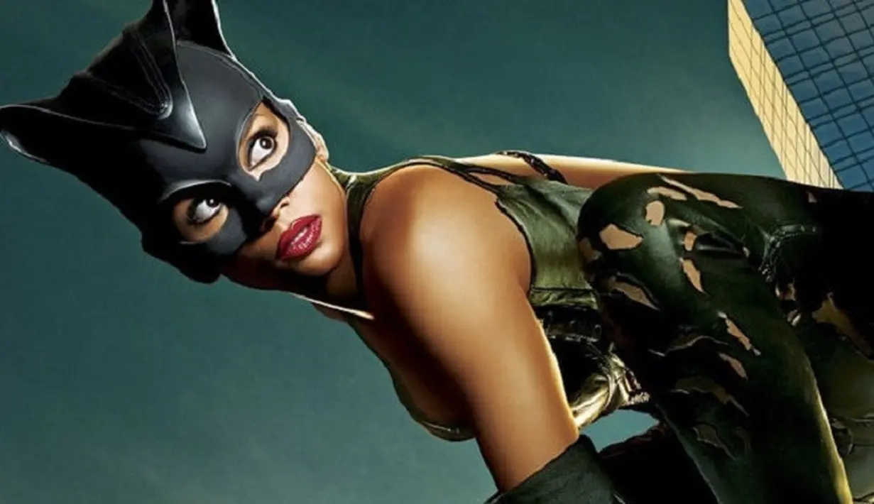 Film Catwoman dinilai jelek karena terlalu fokus pada sosok Catwoman yang berparas cantik dan punya badan yang seksi. Film ini tak punya cerita yang menarik. (foto: moviepilot.com)