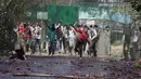 Bentrokan tersebut dimulai ketika ratusan mahasiswa turun ke jalan untuk memprotes serangan polisi yang telah menewaskan Sajad Hussain Sheikh (17) dan melukai 60 mahasiswa di Pulwama selatan, Kashmir, India,  Senin (17/4).   (AP Photo / Mukhtar Khan)