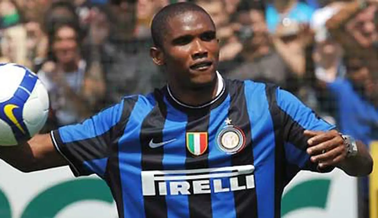 Striker Kamerin, Samuel Eto'o dalam presentasi setelah resmi dibeli Inter Milan di Appiano Gentile pada 28 Juli 2009 . Eto'o ditukar dengan Zlatan Ibrahimovic head yang pindah ke Barcelona. AFP PHOTO/GIUSEPPE CACACE