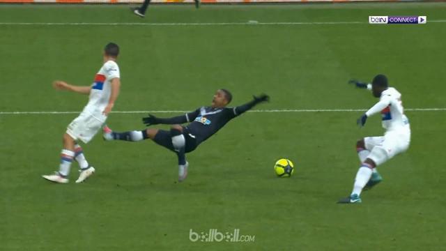 Berita video diving pemain Bordeaux, Malcom, hasilkan penalti dalam laga kontra Lyon. This video presented by BallBall.