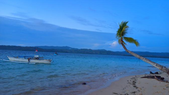 Pulau Bohu lokasinya tidak jauh dari pusat kota Gorontalo Utara, bahkan bisa diakses menggunakan sepeda motor hanya dalam waktu sekitar 30 menit. (Liputan6.com/ Arfandi Ibrahim)