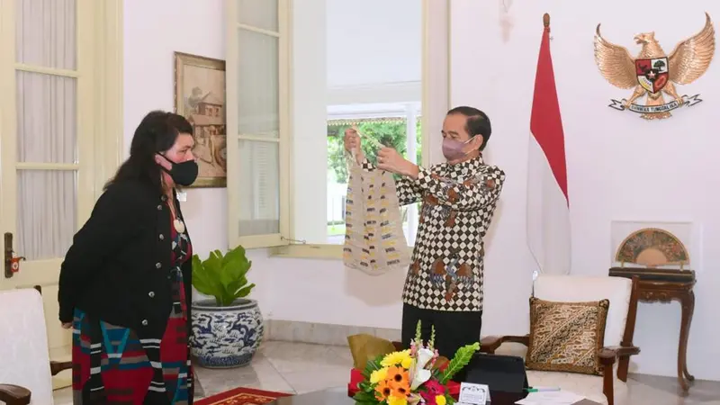 Jokowi saat bertemu Menteri Luar Negeri Selandia Baru Nanaia Mahuta di Istana Merdeka Jakarta, Senin (15/11/2021)