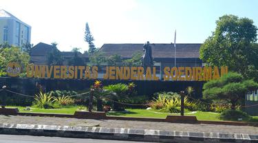 Patung Jenderal Soedirman, halaman Rektorat Unsoed, Purwokerto. (Foto: Liputan6.com/Muhamad Ridlo)