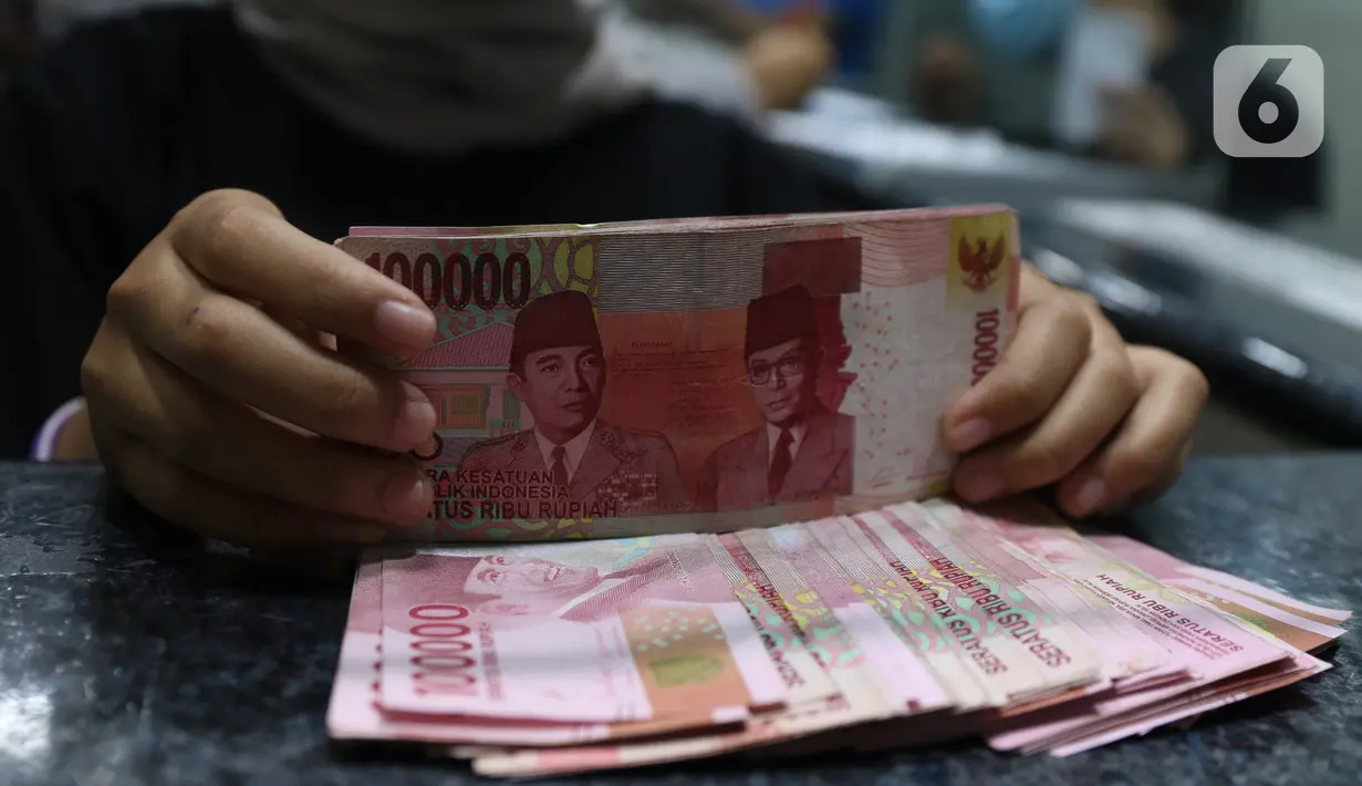 Teller menghitung uang rupiah di money changer, Jakarta, Rabu (9/9/2020). US$ 1 dibanderol Rp 14.780/US$ di pasar spot. Rupiah melemah 0,14% dibandingkan dengan penutupan perdagangan kemarin. (Liputan6.com/Angga Yuniar)