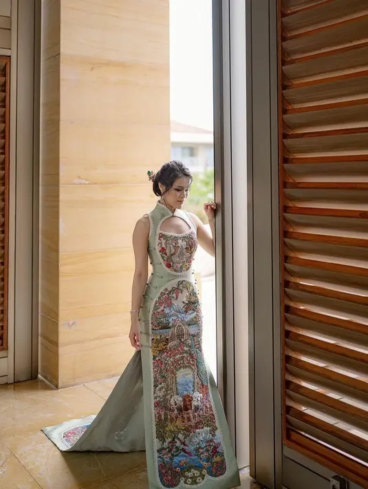Chen Giovani mengenakan gaun cheongsam yang begitu sempurna. Menghadirkan gaya Oriental berpadu Victorian. [Instagram].