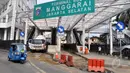 Tiga jalur yang kondisinya berlubang akibat tekanan dari kendaraan di terminal Manggarai mulai diperbaiki, Jakarta, Minggu (28/8/2014) (Liputan6.com/Miftahul Hayat)