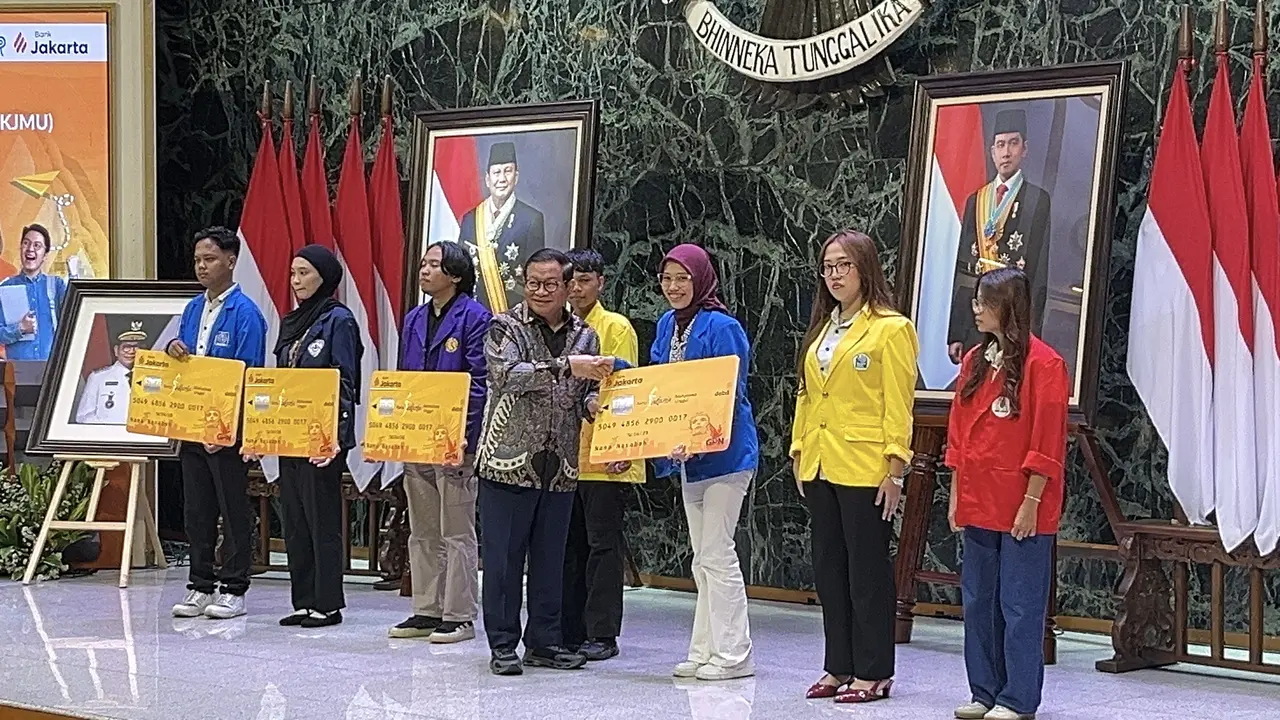 Gubernur DKI Jakarta Pramono Anung menyerahkan secara simbolis penerima Kartu Jakarta Mahasiswa Unggul (KJMU) Tahap II Tahun 2025.