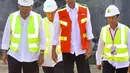Presiden Joko Widodo atau Jokowi (dua kanan) ditemani Menteri PUPR Basuki Hadimuljono (kiri) saat meninjau pembangunan bendungan di Cibeureum, Kuningan, Jawa Barat, Jumat (25/5). (Liputan6.com/Pool/Biro Pers Setpres)