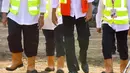 Presiden Joko Widodo atau Jokowi (dua kanan) ditemani Menteri PUPR Basuki Hadimuljono (kiri) saat meninjau pembangunan bendungan di Cibeureum, Kuningan, Jawa Barat, Jumat (25/5). (Liputan6.com/Pool/Biro Pers Setpres)