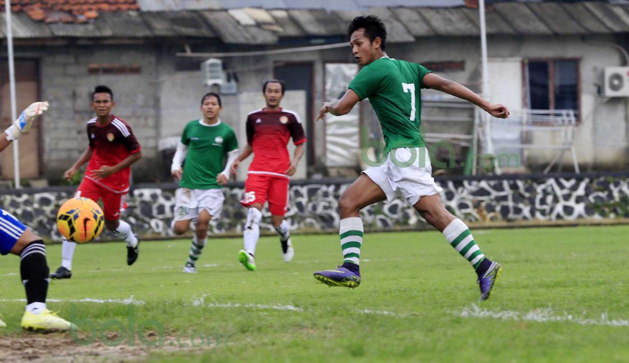 Pemain MSG, Yongki Ari Wibowo, saat mencetak gol ke gawang PS Polri pada laga uji coba di lapangan Mako Brimob, Kelapa Dua, Depok, Rabu (24/2/2016). (Bola.com/Nicklas Hanoatubun)