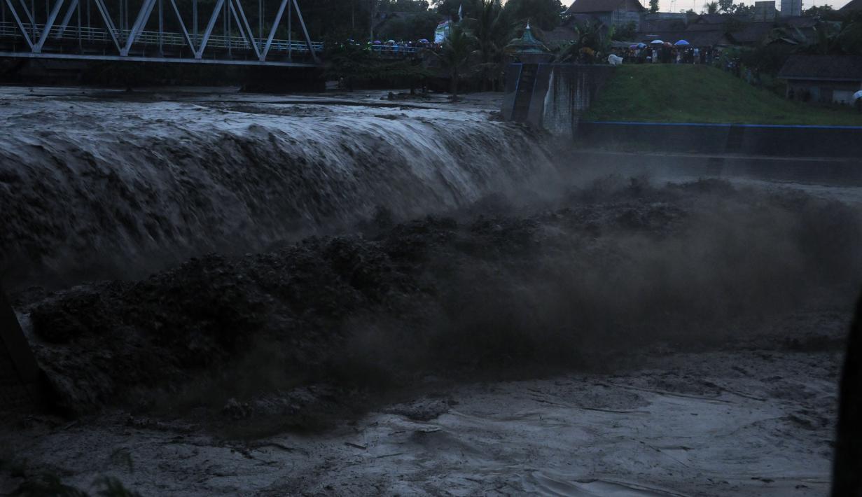 Muntahan lahar dingin Gunung Kelud yang melintasi Kali Konto Kediri terbilang cukup besar (Liputan6.com/Helmi Fithriansyah).