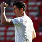 Striker Bayern Munchen, Robert Lewandowski, melakukan selebrasi usai membobol gawang Union Berlin pada laga Bundesliga  di Alte Foersterei, Minggu (17/5/2020). Bayern Munchen menang 2-0 atas Union Berlin. (AP/Hannibal Hanschke)