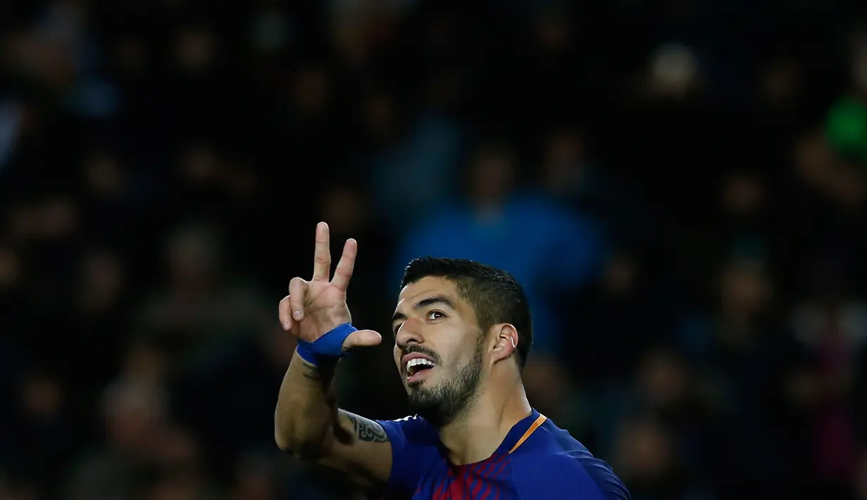 Pemain Barcelona, Luis Suarez  berselebrasi setelah mencetak gol ke gawang Deportivo La Coruna pada pertandingan pekan ke-16 La Liga di Stadion Camp Nou, Senin (18/12). Barcelona unggul 4-0 tamunya La Coruna lewat dua gol Suarez. (AP/Manu Fernandez)