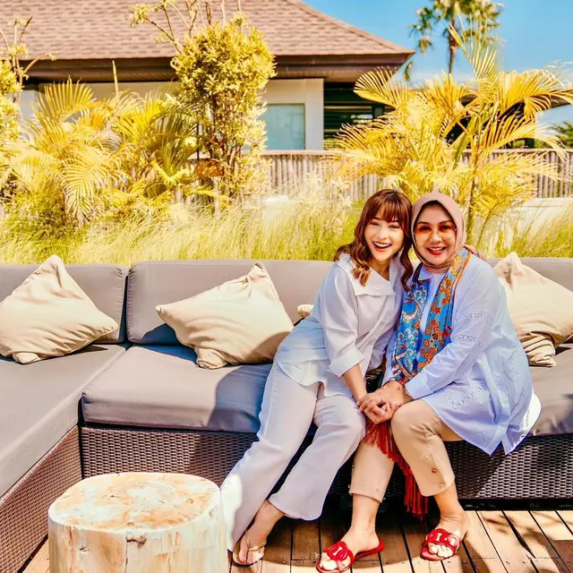 7 Potret Nikita Willy dan Ibunda yang Jarang Tersorot, Kompak Banget