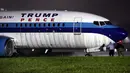 Petugas memeriksa pesawat yang membawa pasangan Capres AS Donald Trump, Mike Pence di landasan Bandara LaGuardia, New York, Kamis (27/10). Pesawat jenis Boeing 737 itu mendarat saat hujan lebat melanda wilayah tersebut. (REUTERS/Lucas Jackson)