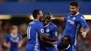 Gelandang N'Golo Kante (kedua kiri) melakukan selebrasi bersama rekan-rekannya usai mencetak gol kegawang Manchester United di Liga Inggris di Stadion Stamford Bridge, London, (23/10). Chelsea menang atas MU dengan skor akhir 4-0. (Reuters/ John Sibley)