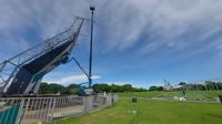 Perkembangan pembangunan papan lintasan IFSC Climbing World Cup 2025 di Peninsula Island Nusa Dua pada Senin (21/4/2025). (Bola.com/Alit Binawan)