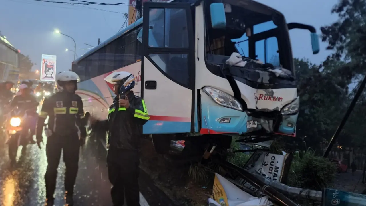 Sebuah kecelakaan melibatkan bus Restu terjadi pada Rabu 3 Januari 2024 di KM 567 ruas Jalan Tol Ngawi-Solo, Desa Bangunrejo Kidul, Kecamatan Kedunggalar, Kabupaten Ngawi, Jawa Timur (Jatim).