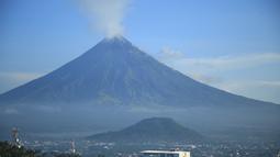 Filipina pada hari Senin meningkatkan kewaspadaannya untuk gunung berapi paling aktif di negara itu karena peningkatan jatuhan batu dari kubah lava puncak gunung berapi. (AFP/Charism Sayat)
