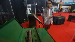 Ada 45 barang peninggalan Nabi Muhammad SAW dan para sahabat serta keluarga, mulai dari perlengkapan perang, hingga tongkat bisa dilihat masyarakat umum hingga 18 Maret 2026. Tampak dalam foto, pengunjung mengamati artefak Nabi Muhammad SAW dan para sahabat serta keluarga saat pameran di gedung Laga Satria, Pakansari, Cibinong, Kabupaten Bogor, Jawa Barat, Jumat (20/2/2026). (merdeka.com/Arie Basuki)