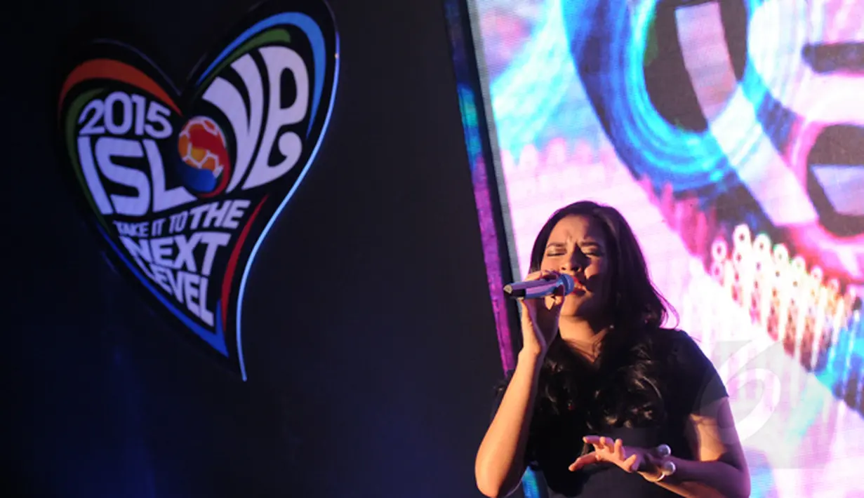 Ekspresi Raisa Andriana saat tampil memeriahkan malam peresmian gelaran Indonesia Super League 2015 di Lounge VVIP Barat Stadion GBK Jakarta, Sabtu (14/2/2015). (Liputan6.com/Helmi Fithriansyah)