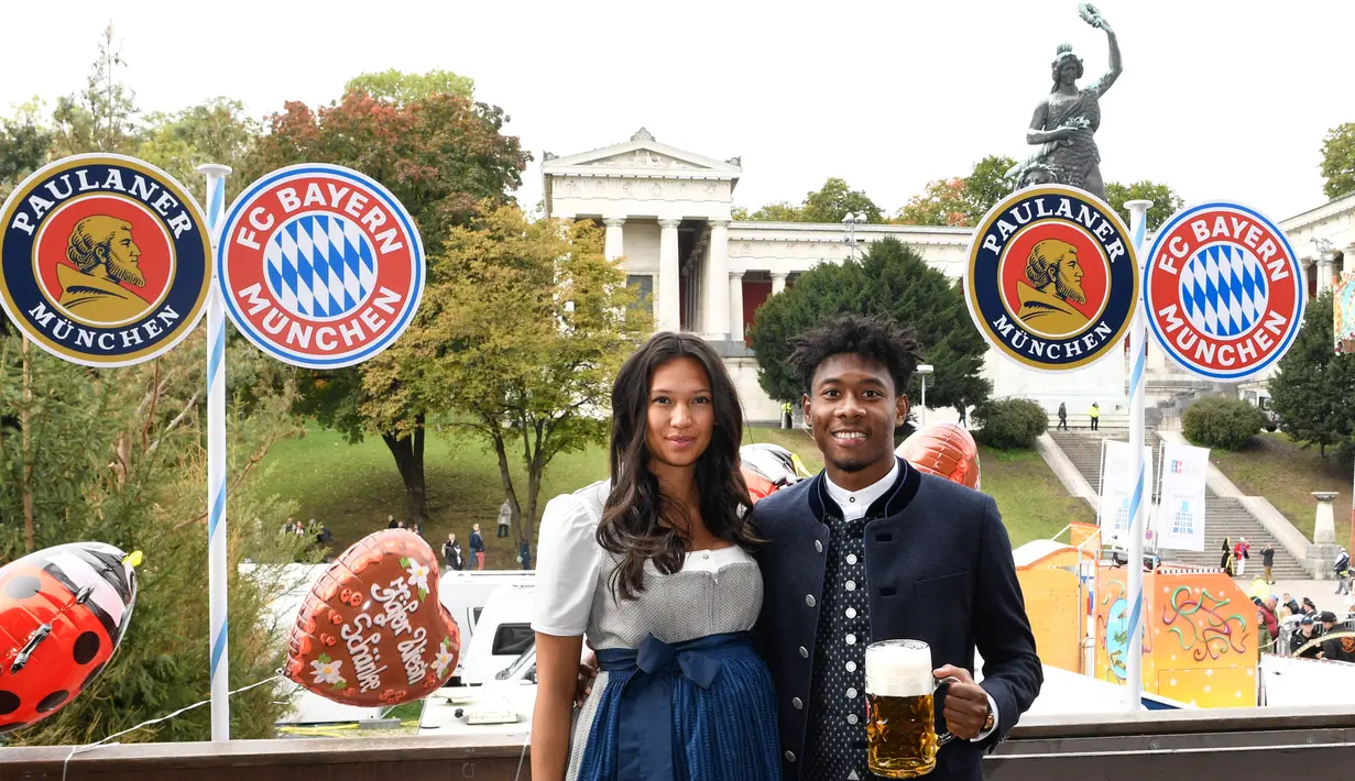 Bek Bayern Munchen, David Alaba dan istrinya Shalimar Heppner berpose saat menghadiri festival bir Oktoberfest 2019 di Munich, Jerman selatan (6/10/2019). (AFP Photo/Martin Hangen)